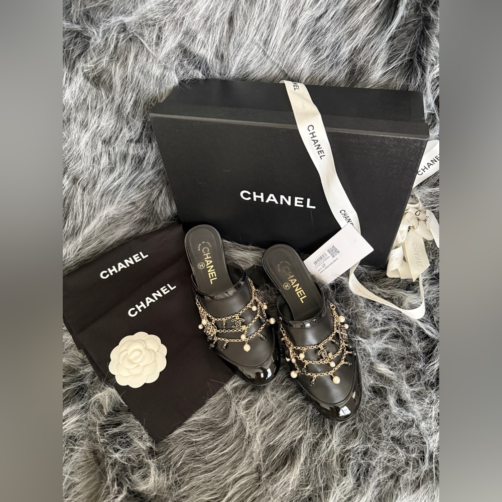 CHANEL Lambskin Patent Pearl Chain Charm CC Mules 36 Black